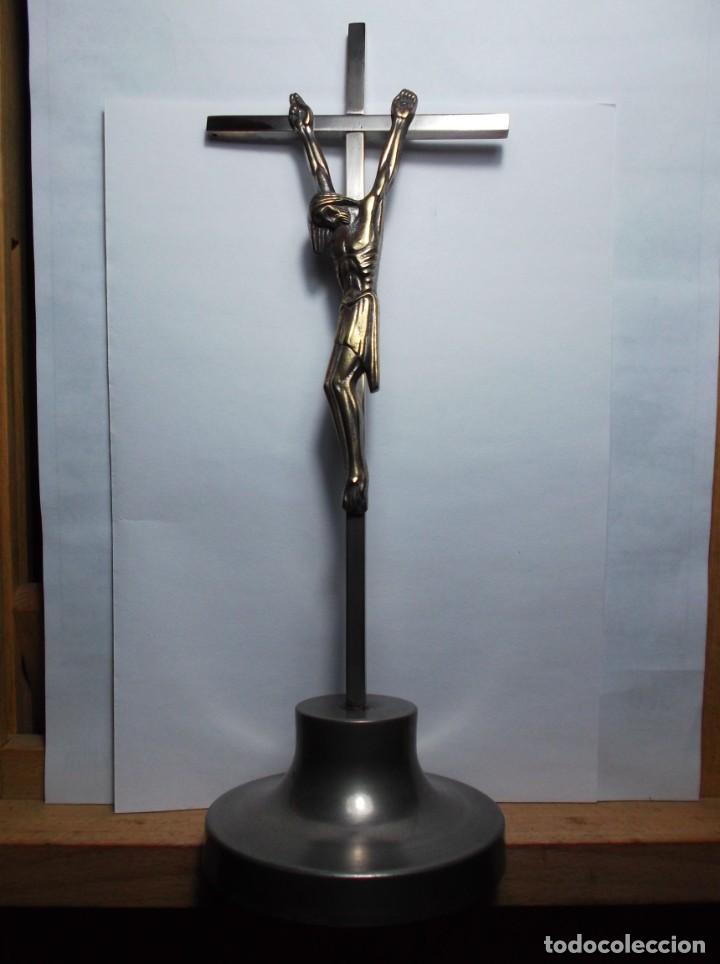 Antig&uuml;edades: CRUCIFICADO EN METAL PLATEADO. - Foto 1