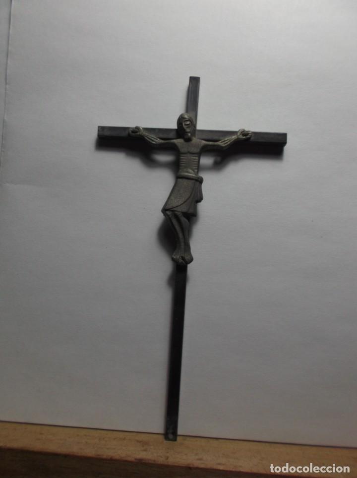 Antig&uuml;edades: CRUCIFICADO EN METAL PLATEADO. - Foto 1