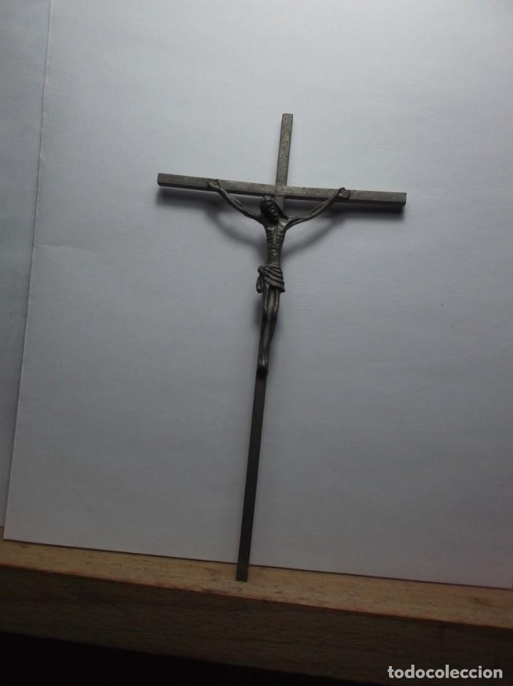 Antig&uuml;edades: CRUCIFICADO EN METAL PLATEADO. - Foto 1