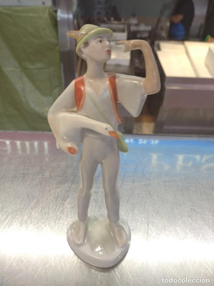 Antiques: Antigua y bonita figura de porcelana fina, sellada y firmada