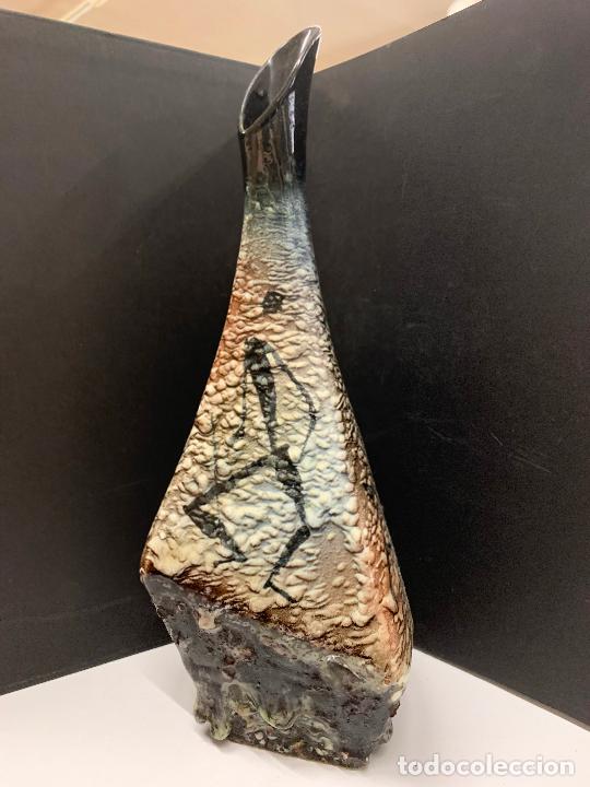 Antiguidades: Extraordinario jarron en ceramica vidriada con motivos rupestres. 29,5cms Precioso e impecable