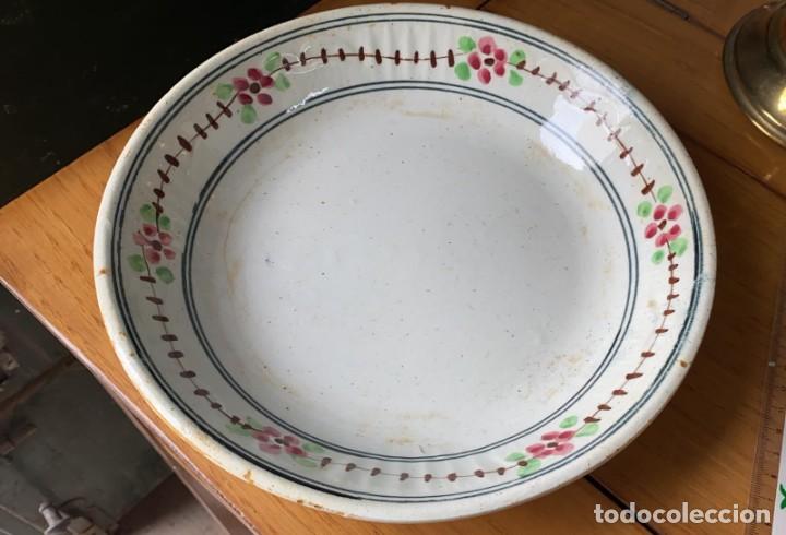 Antig&uuml;edades: PLATO ANTIGUO CON FLORES DE 24 CMS. DE DIAMETRO - Foto 1