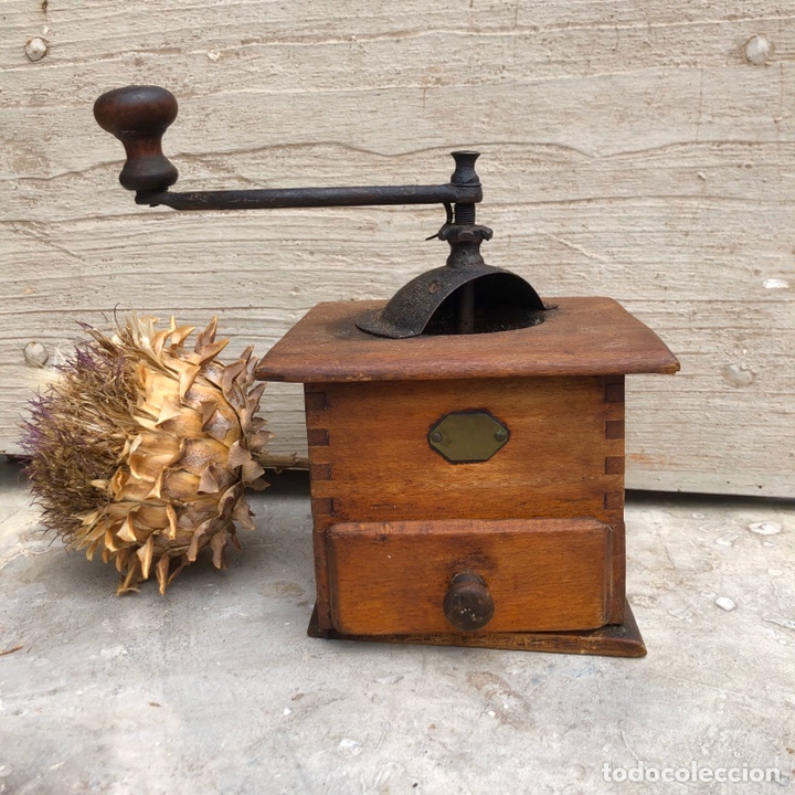 Oggetti Antichi: Molinillo de caf&eacute; antiguo de madera .
