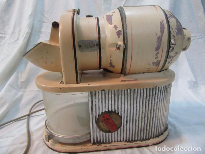 Antig&uuml;edades: Molino o rayador de queso. Marca Mobba. Similar a los molinos de caf&eacute;. A&ntilde;os 50.
