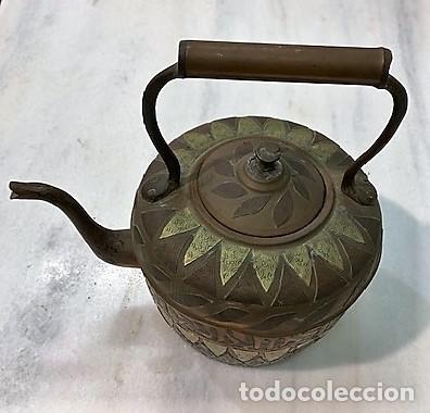 Antig&uuml;edades: Tetera de cobre y lat&oacute;n. - Foto 1
