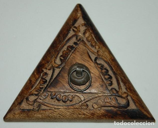 Antig&uuml;edades: APLIQUE TRIANGULAR DE MADERA TALLADA de 10 CM - Foto 1