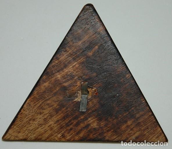 Antig&uuml;edades: APLIQUE TRIANGULAR DE MADERA TALLADA de 10 CM - Foto 2