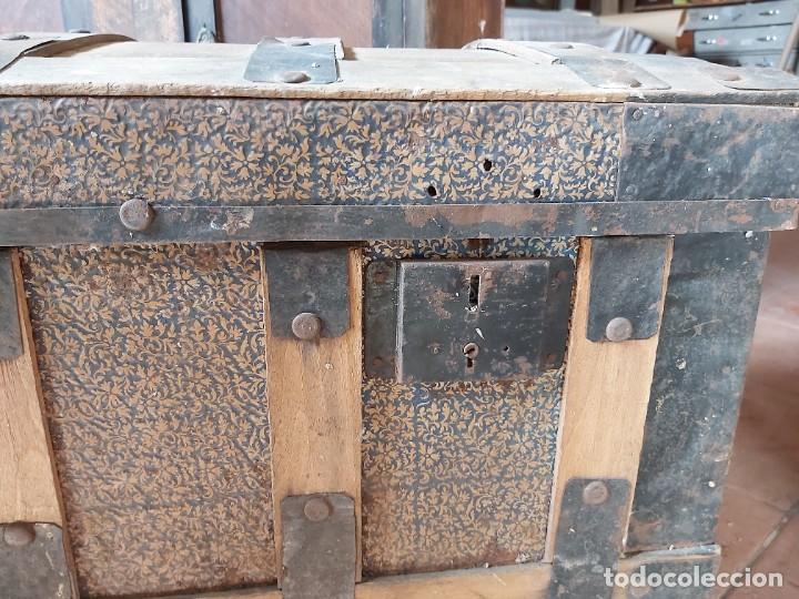Antig&uuml;edades: Antiguo baul de chapa. Para restaurar. - Foto 4