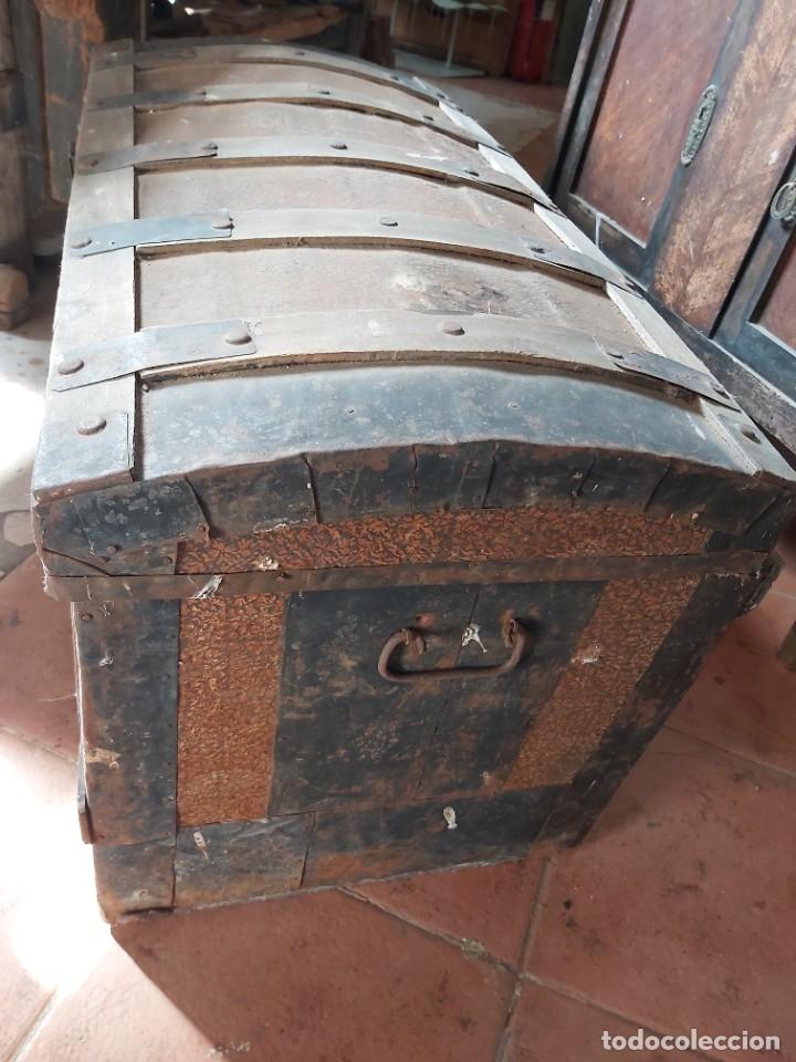 Antig&uuml;edades: Antiguo baul de chapa. Para restaurar. - Foto 8