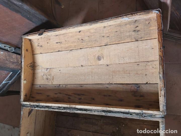 Antig&uuml;edades: Antiguo baul de chapa. Para restaurar. - Foto 11