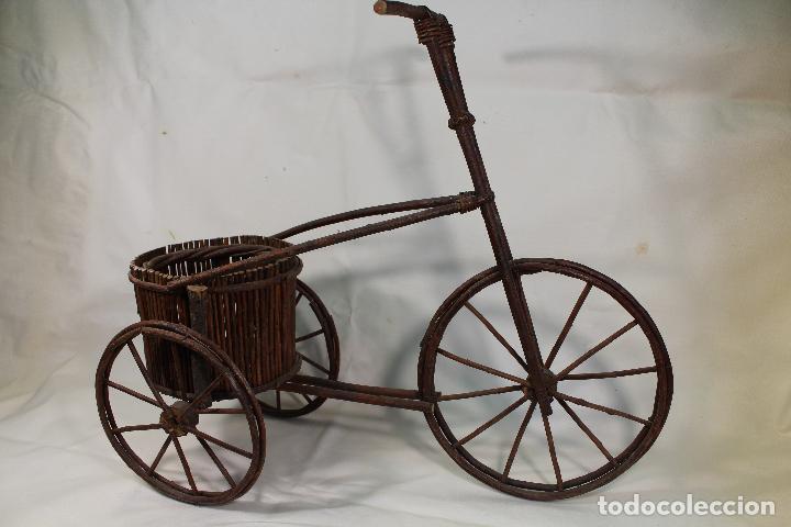 Antig&uuml;edades: triciclo de junco con macetero - Foto 2