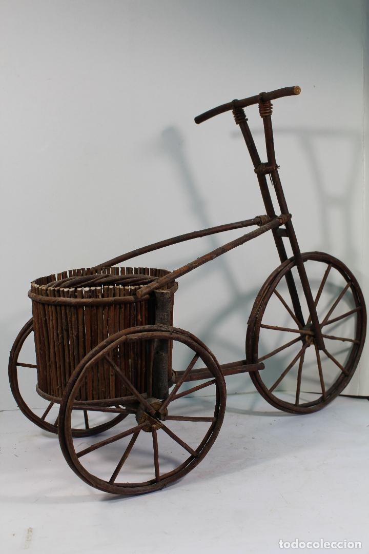 Antig&uuml;edades: triciclo de junco con macetero - Foto 3