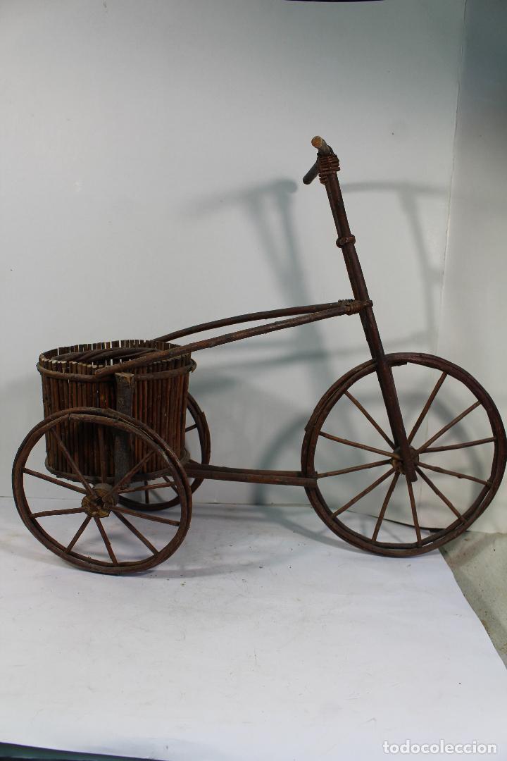 Antig&uuml;edades: triciclo de junco con macetero - Foto 6