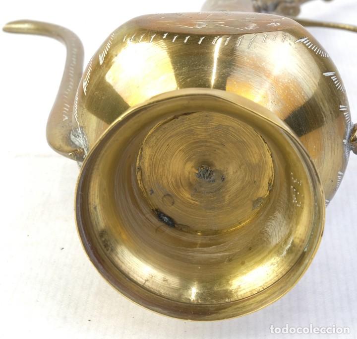 Antig&uuml;edades: Tetera oriental en metal dorado - Foto 10