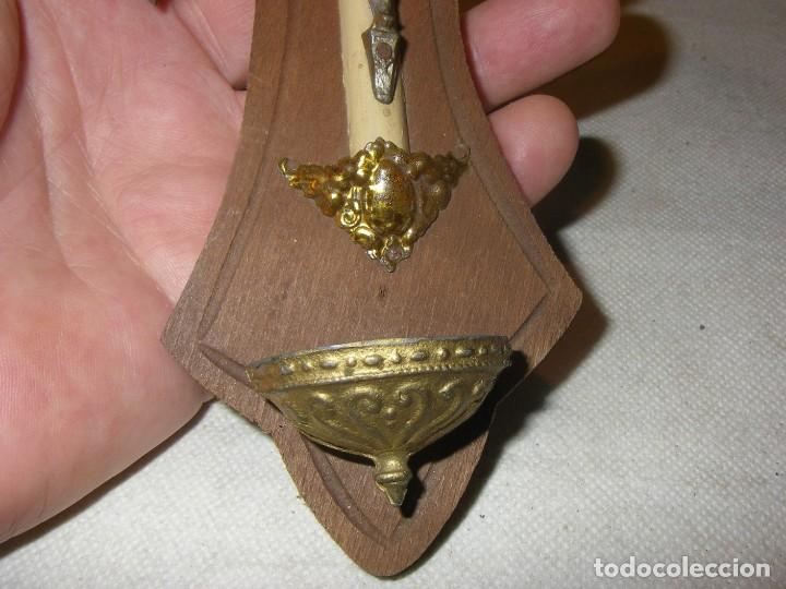 Antig&uuml;edades: Benditera de madera y metales. - Foto 3