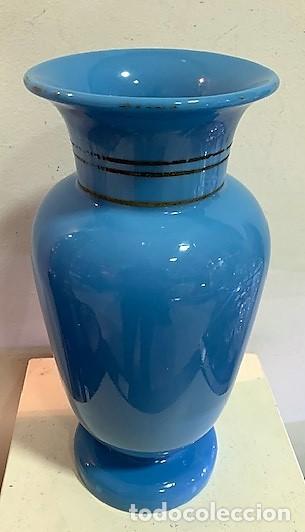 Antig&uuml;edades: Jarron de opalina azul siglo XIX - Foto 2