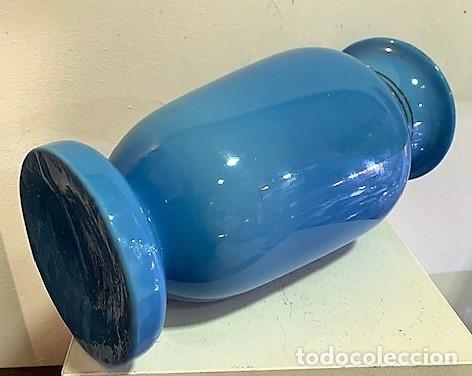 Antig&uuml;edades: Jarron de opalina azul siglo XIX - Foto 4