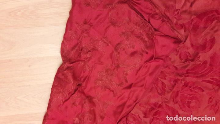 Antig&uuml;edades: COLCHA DE SEDA CON BROCADOS EN ROJO - Foto 5