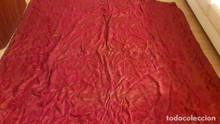 Antig&uuml;edades: COLCHA DE SEDA CON BROCADOS EN ROJO - Foto 1