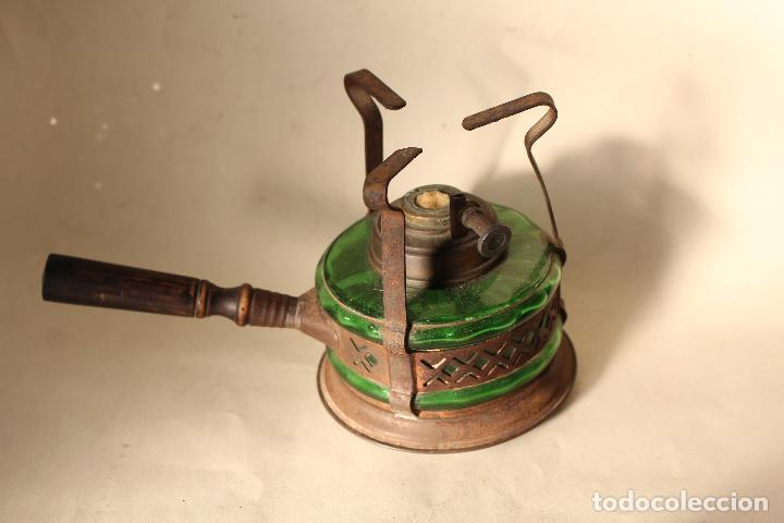 Antig&uuml;edades: infernillo antiguo con mango de madera y cristal verde - Foto 2