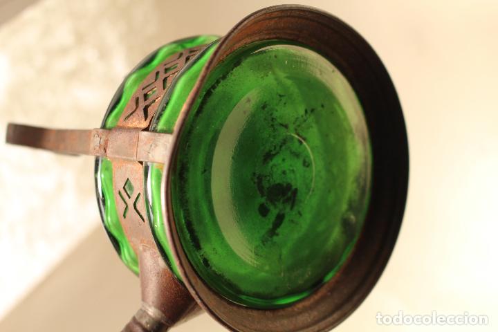 Antig&uuml;edades: infernillo antiguo con mango de madera y cristal verde - Foto 3