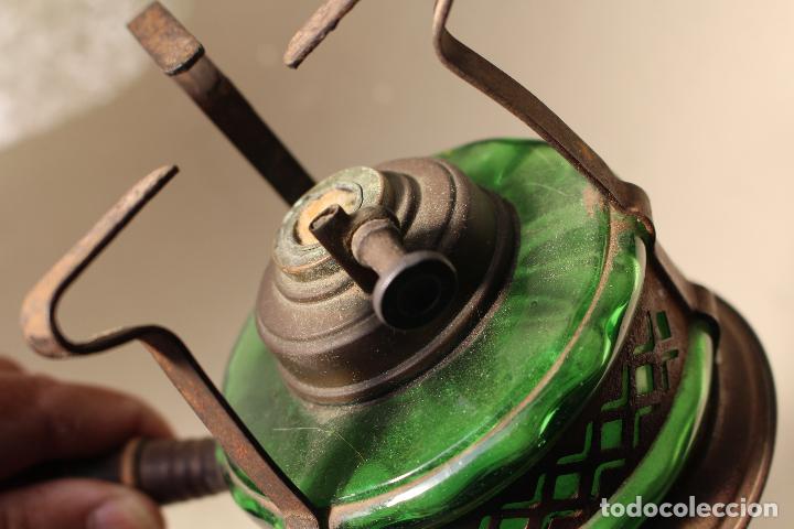 Antig&uuml;edades: infernillo antiguo con mango de madera y cristal verde - Foto 4