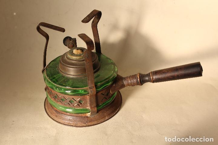 Antig&uuml;edades: infernillo antiguo con mango de madera y cristal verde - Foto 1