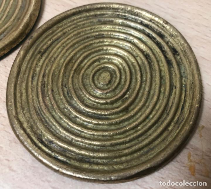 Antig&uuml;edades: PAREJA DE POSAVASOS EN BRONCE DORADO - Foto 2