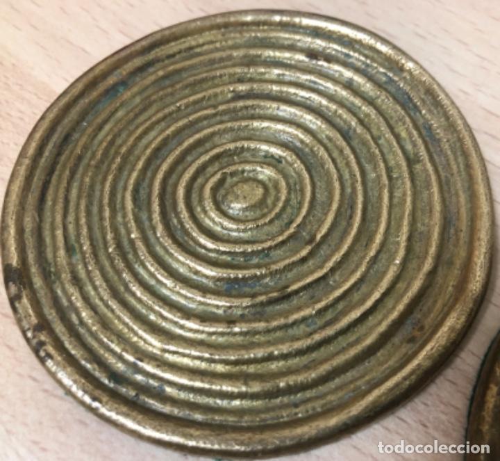 Antig&uuml;edades: PAREJA DE POSAVASOS EN BRONCE DORADO - Foto 3