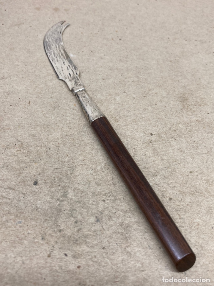 Antig&uuml;edades: Cuchillo de mantequilla plata y mango de madera - Foto 1