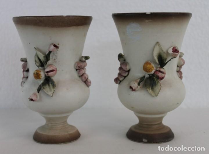 Antigüedades: Dos jarrones floreros en porcelana italiana Capodimonte con flores en relieve. Años 60 - Foto 2 - 304405148