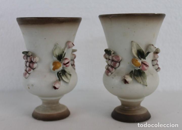 Antigüedades: Dos jarrones floreros en porcelana italiana Capodimonte con flores en relieve. Años 60 - Foto 3 - 304405148