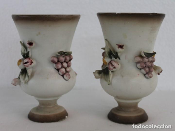 Antigüedades: Dos jarrones floreros en porcelana italiana Capodimonte con flores en relieve. Años 60 - Foto 4 - 304405148