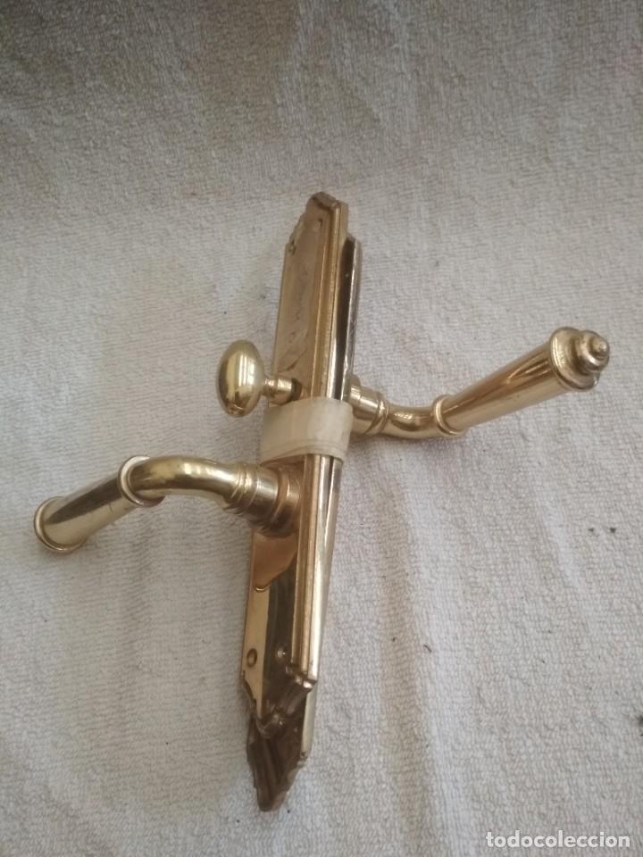 Antiquit&eacute;s: Juego de dos manivelas doradas para puerta con pestillo
