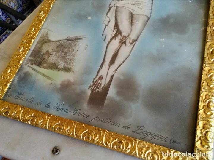 Antig&uuml;edades: Marco de madera dorada con estampa del Cristo de la Veracruz - Foto 2