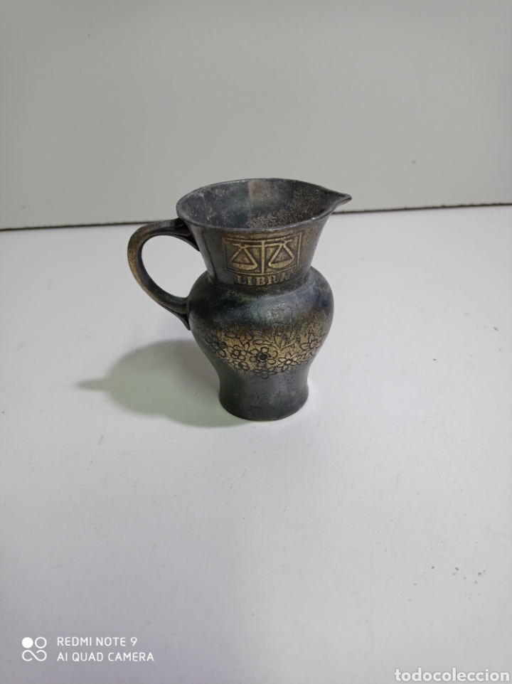 Antiquit&auml;ten: Peque&ntilde;a jarra de bronce de manufacturas art&iacute;sticas Libra.