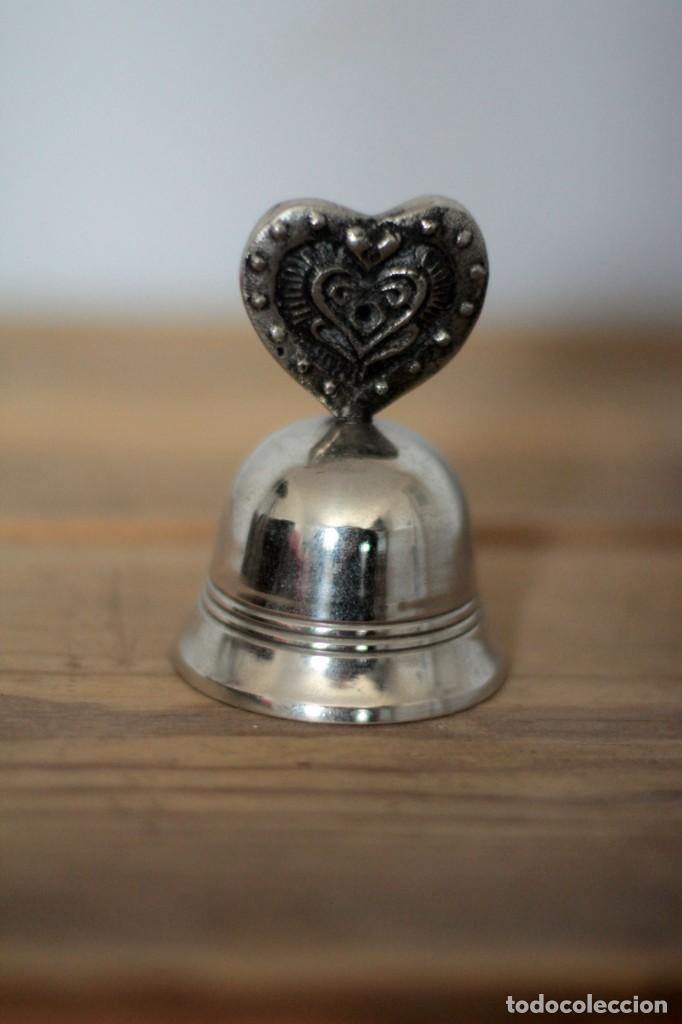 Antig&uuml;edades: Campana de coraz&oacute;n 8,5cm - Foto 1