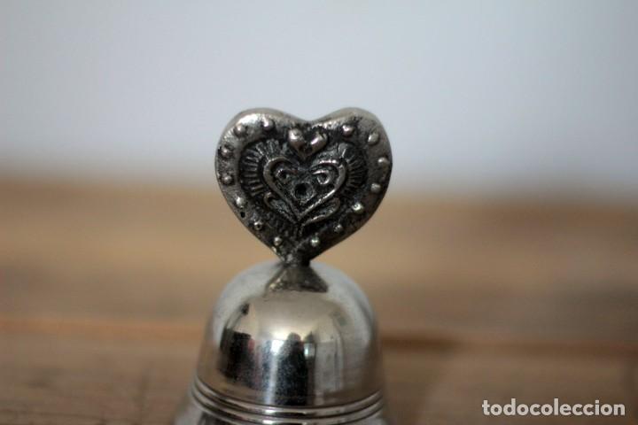 Antig&uuml;edades: Campana de coraz&oacute;n 8,5cm - Foto 2