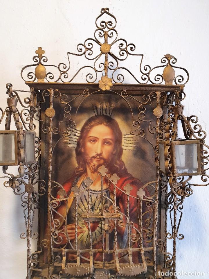 Antig&uuml;edades: SAGRADO CORAZON EN REJA CON FAROLES - Foto 3