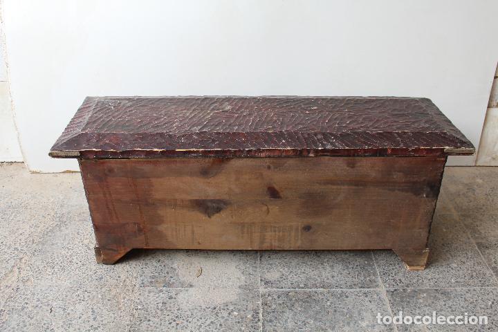 Antig&uuml;edades: baul cofre con cuadriga de madera tallada - Foto 3