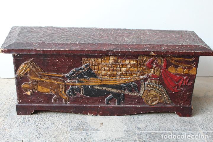 Antig&uuml;edades: baul cofre con cuadriga de madera tallada - Foto 8