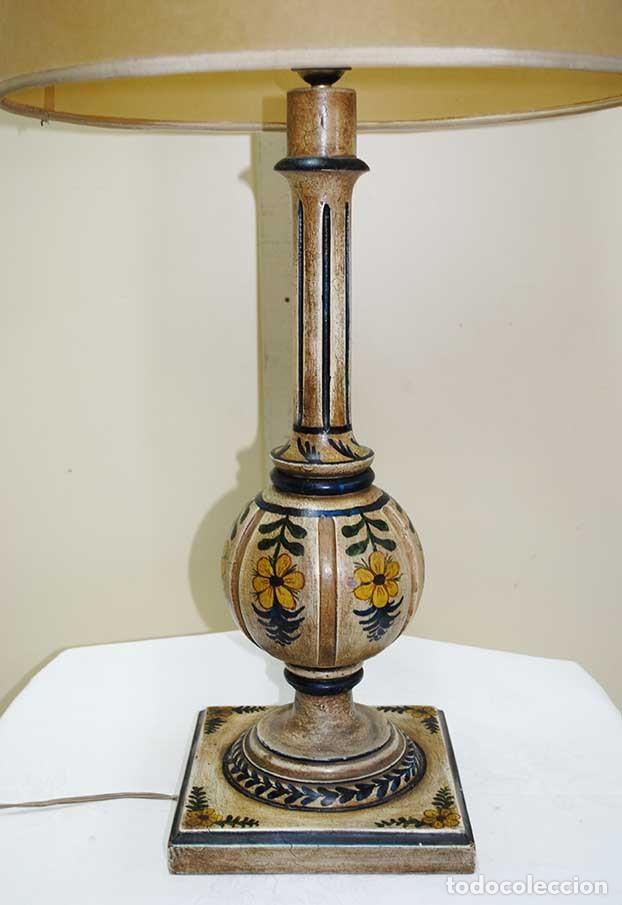 Antig&uuml;edades: L&Aacute;MPARA ANTIGUA DE MESA PIE MADERA PINTADA - Foto 2