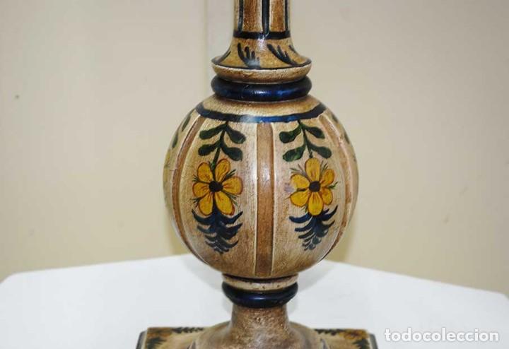 Antig&uuml;edades: L&Aacute;MPARA ANTIGUA DE MESA PIE MADERA PINTADA - Foto 3