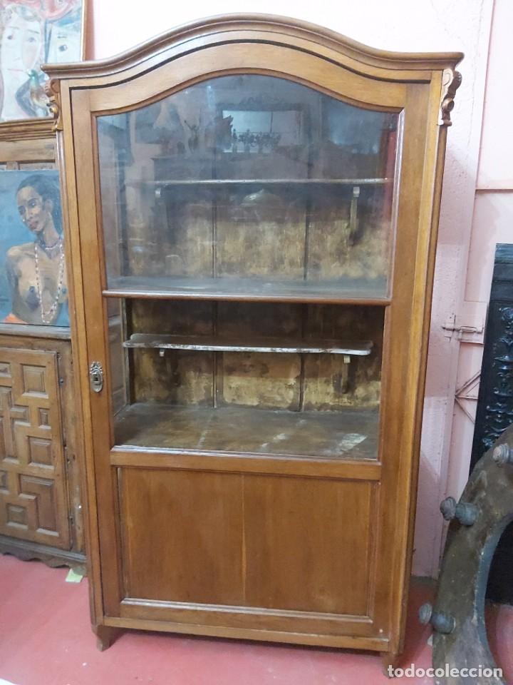 Antig&uuml;edades: Vitrina en roble de finales s. XIX con su interior estucado. - Foto 6
