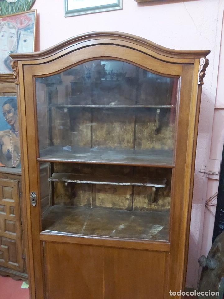Antig&uuml;edades: Vitrina en roble de finales s. XIX con su interior estucado. - Foto 7