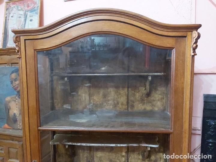 Antig&uuml;edades: Vitrina en roble de finales s. XIX con su interior estucado. - Foto 8