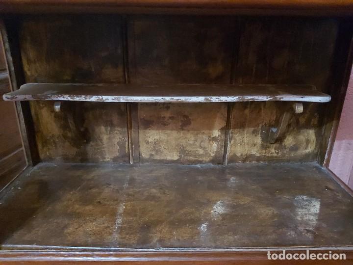Antig&uuml;edades: Vitrina en roble de finales s. XIX con su interior estucado. - Foto 9