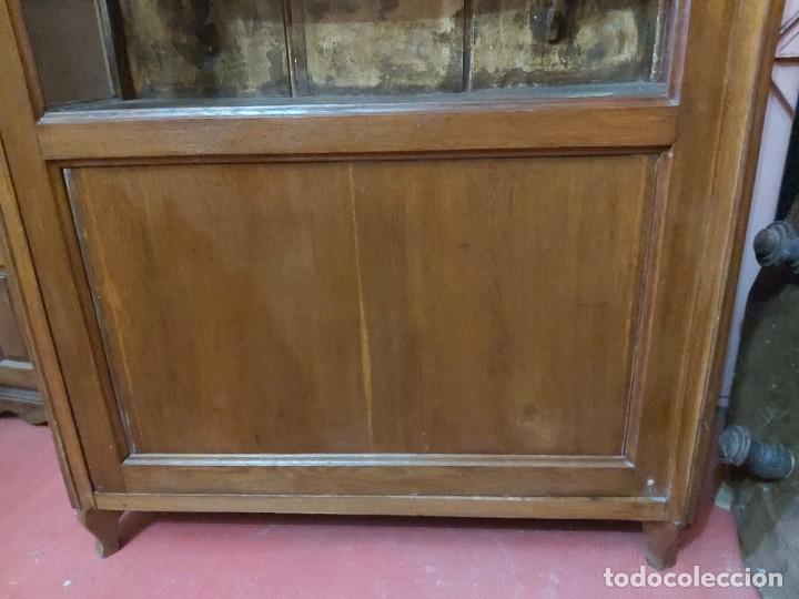 Antig&uuml;edades: Vitrina en roble de finales s. XIX con su interior estucado. - Foto 10