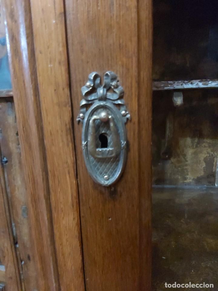Antig&uuml;edades: Vitrina en roble de finales s. XIX con su interior estucado. - Foto 11