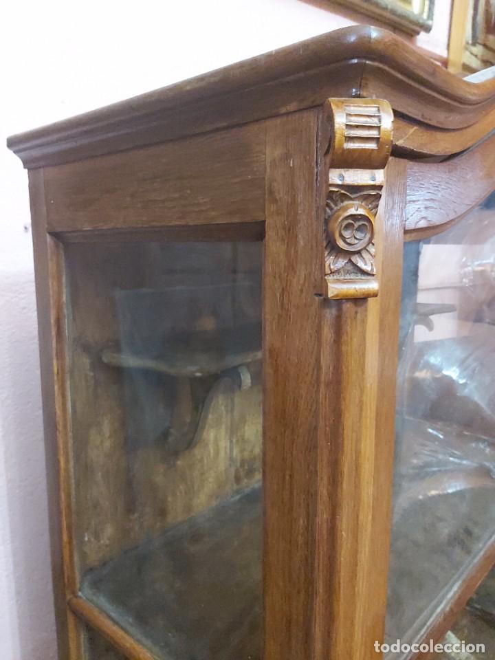 Antig&uuml;edades: Vitrina en roble de finales s. XIX con su interior estucado. - Foto 12